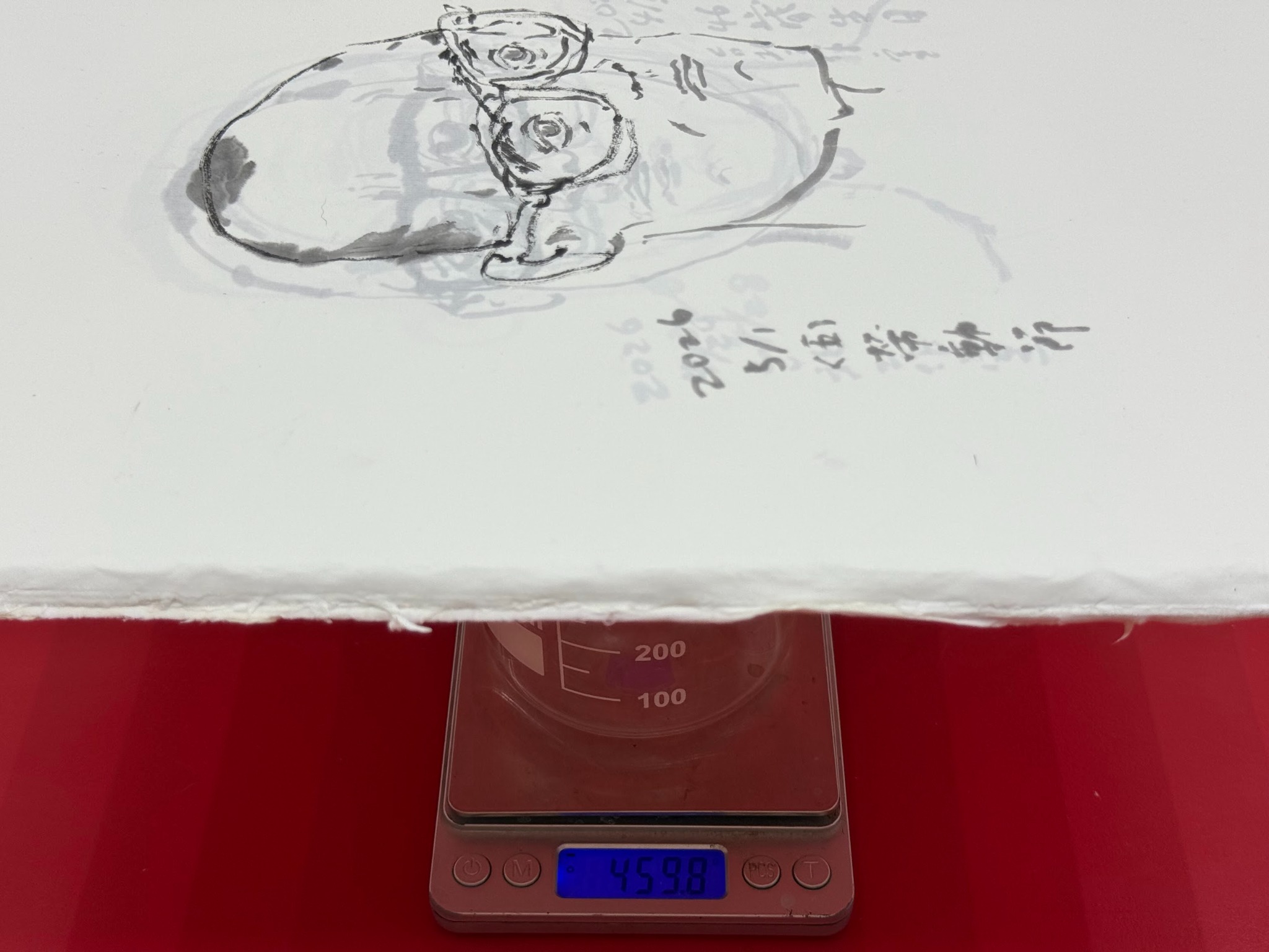 《自畫像5》紙張堆疊的重量量測
